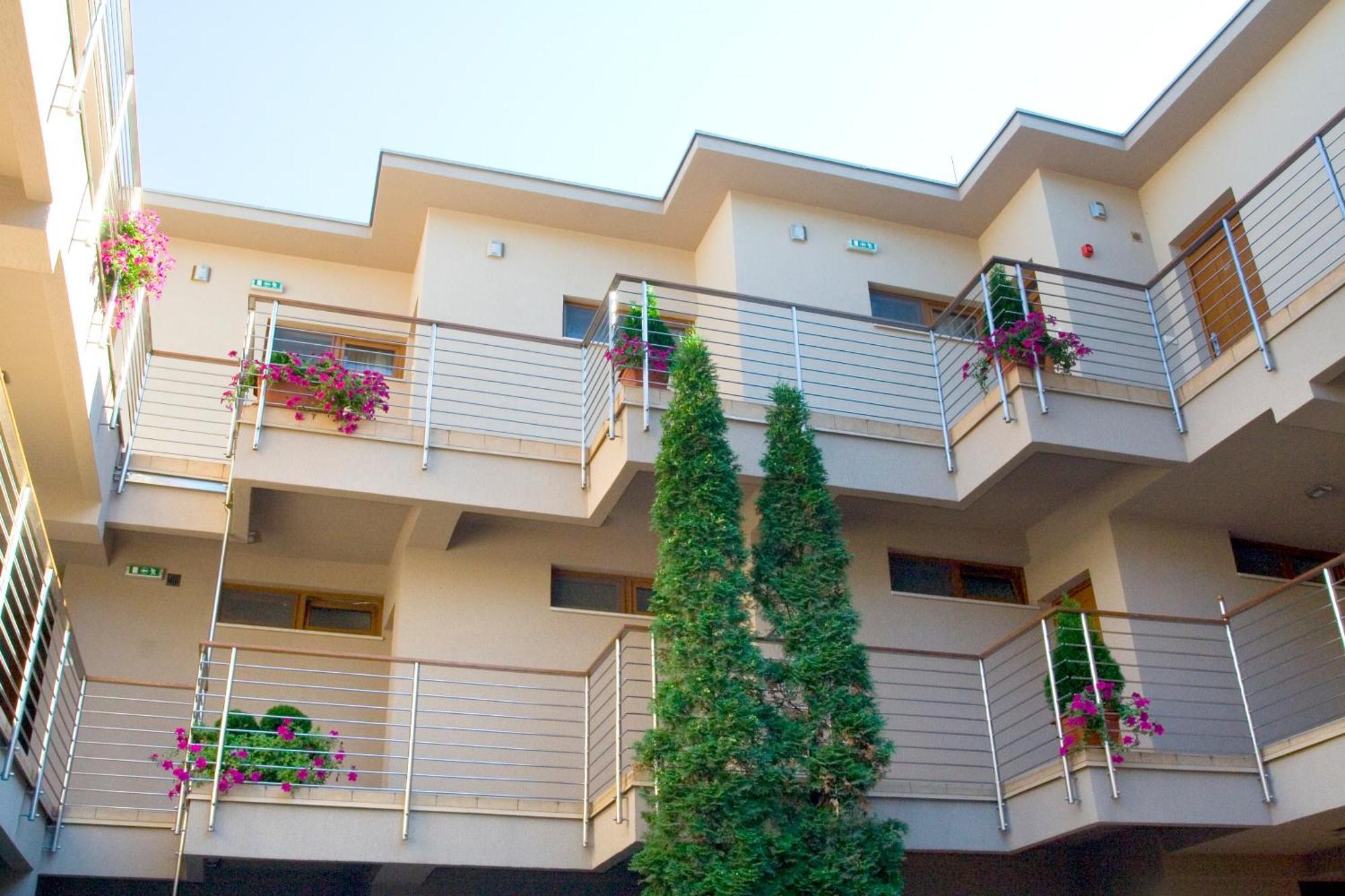 Hotel Villa Pax Balatonalmádi Exterior foto