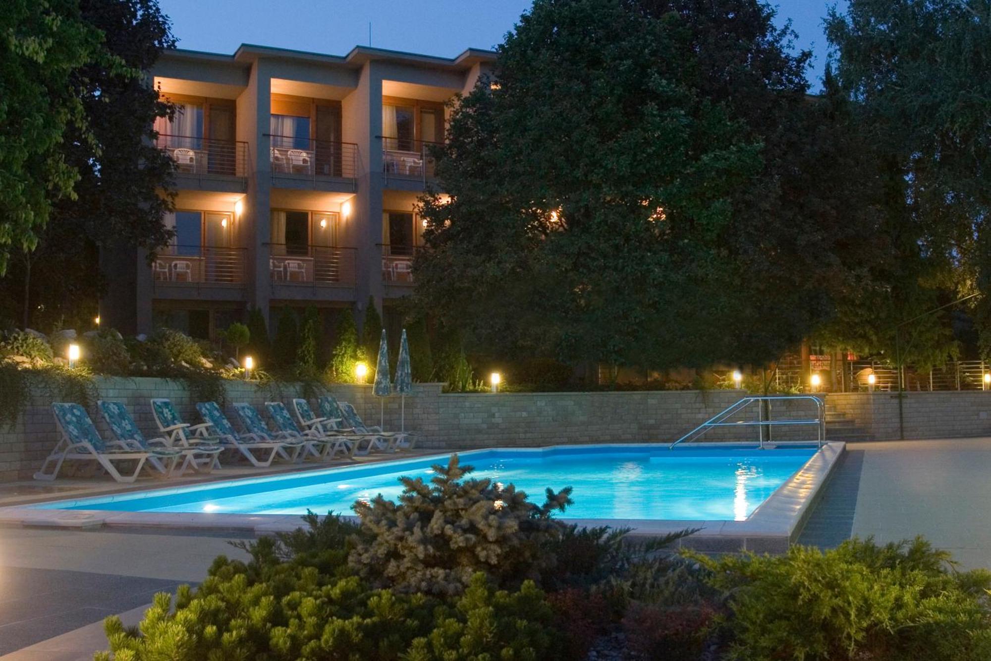 Hotel Villa Pax Balatonalmádi Exterior foto