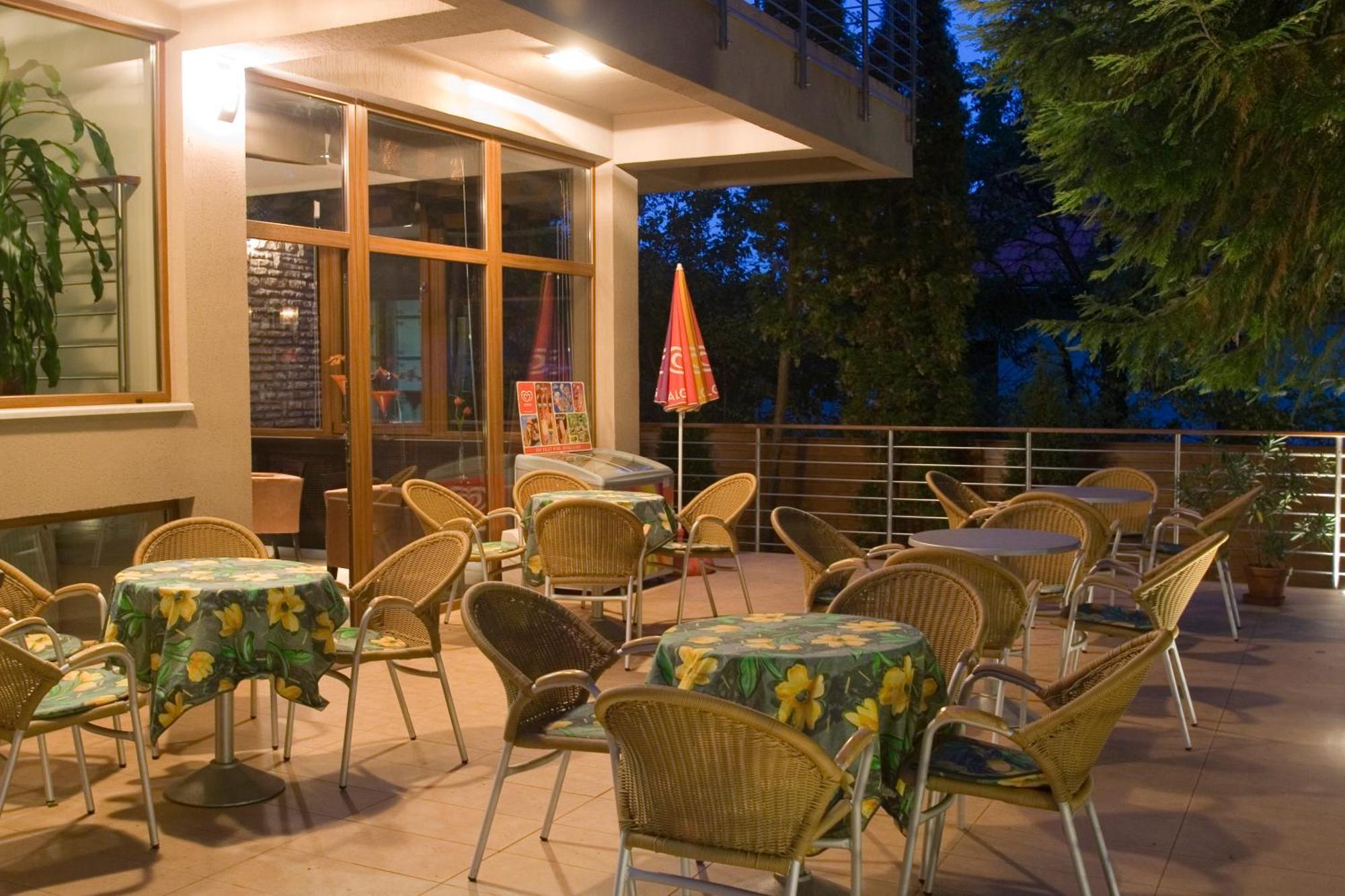 Hotel Villa Pax Balatonalmádi Exterior foto