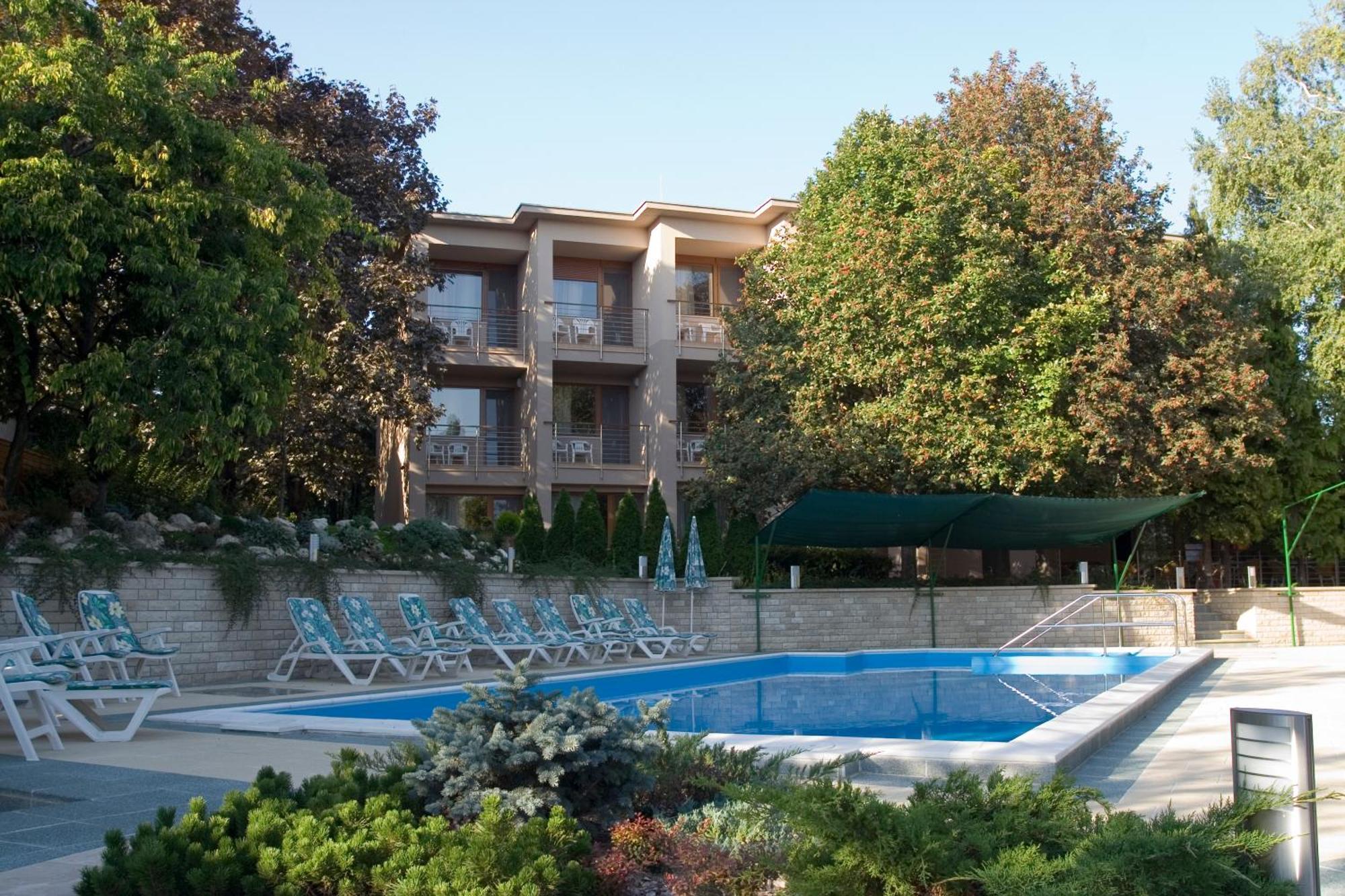 Hotel Villa Pax Balatonalmádi Exterior foto