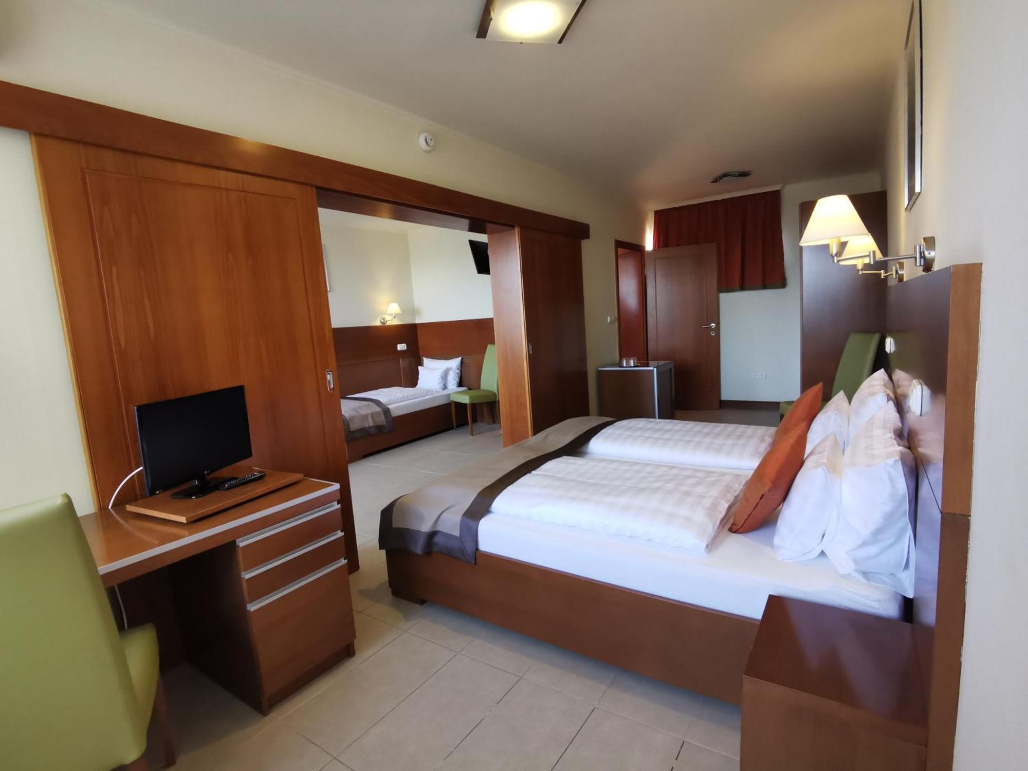 Hotel Villa Pax Balatonalmádi Zimmer foto