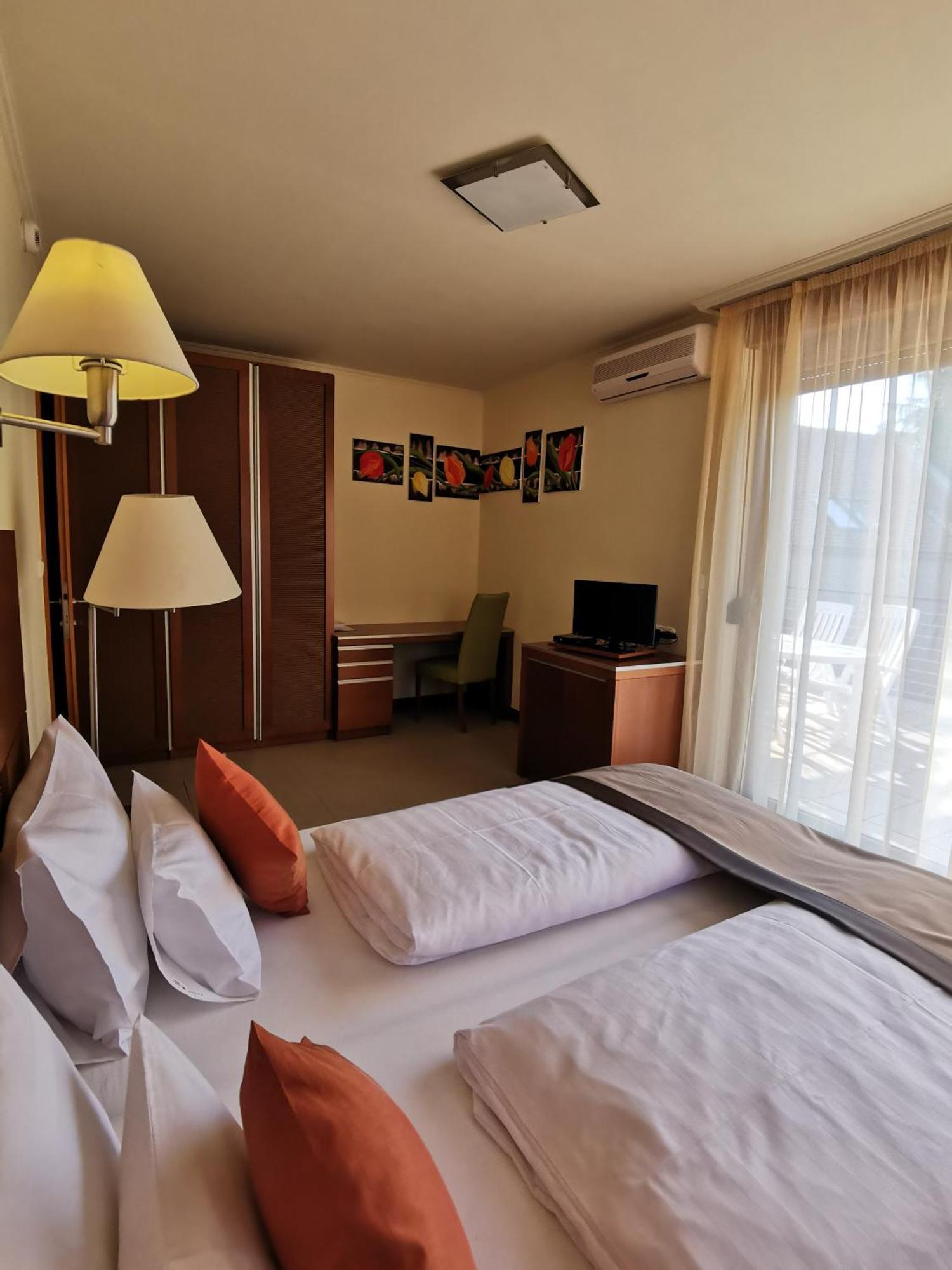 Hotel Villa Pax Balatonalmádi Zimmer foto