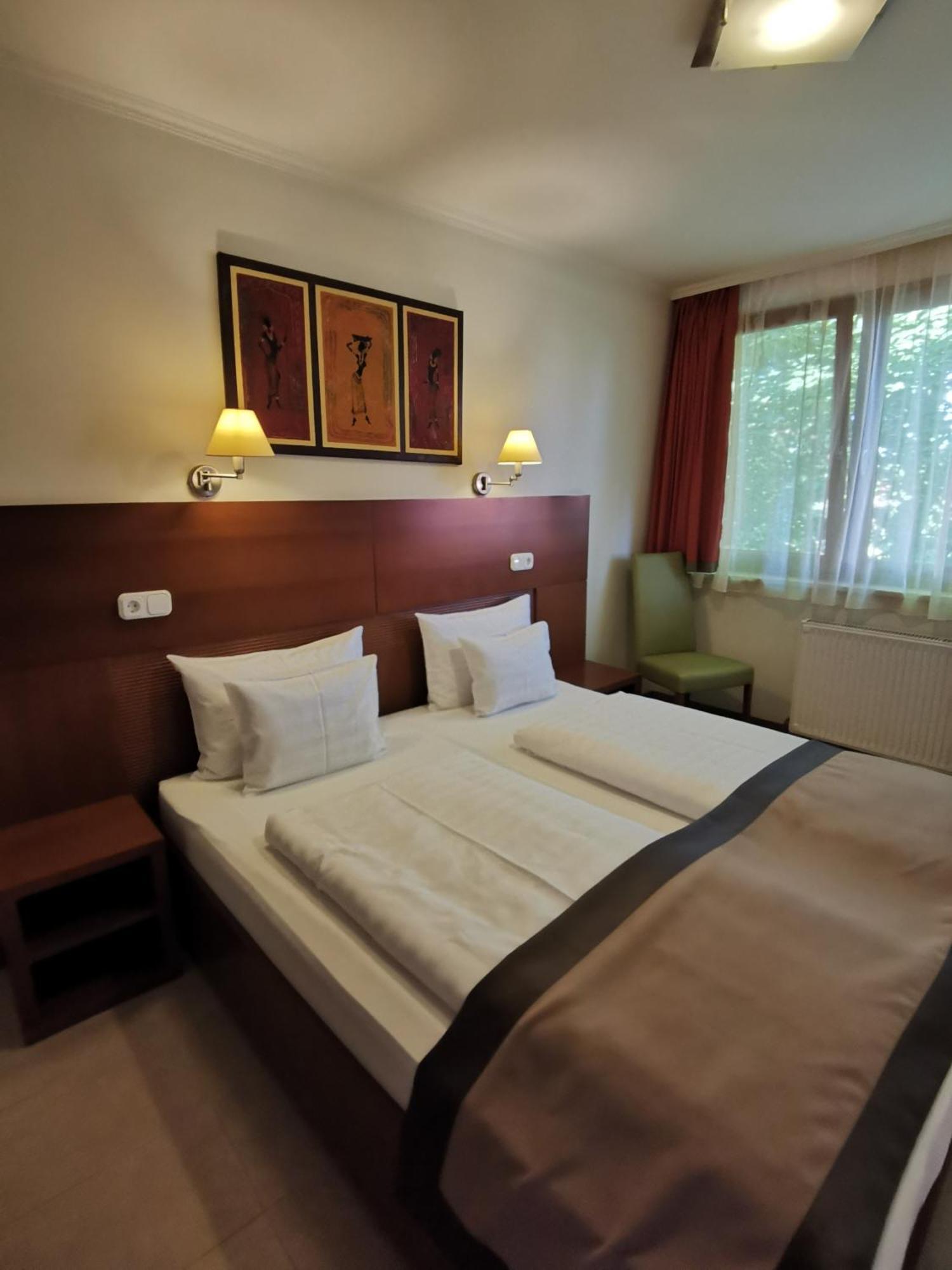 Hotel Villa Pax Balatonalmádi Zimmer foto